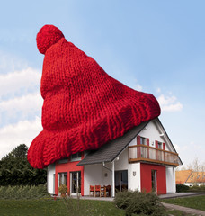 Haus mit einer roten Wollmütze