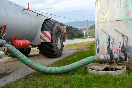 Jauchefass wird befuellt