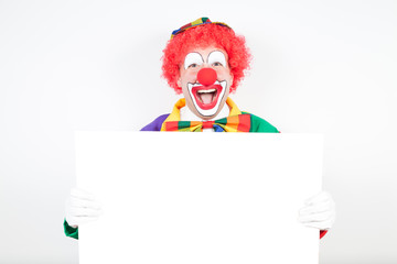 clown mit weißer tafel