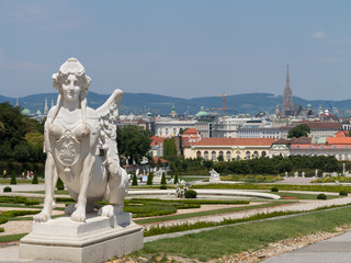 Skulptur der Sphinx mit Blick auf Wien, Belvedere Wien