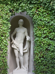Fototapeta na wymiar Skulptur eines Jünglings von Efeu umrankt, Belvedere Wien