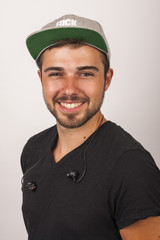 Fröhlicher DJ mit In Ear Headphones und Cap