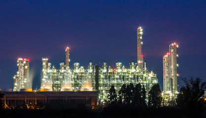 Fototapeta na wymiar oil refinery on night