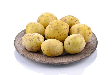 Surowe ziemniaki na talerzu