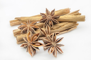 Anis estrellado y canela en rama