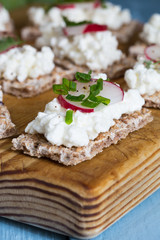 Knäckebrot mit Hüttenkäse Radieschen und Kräutern