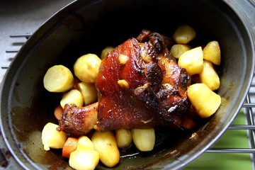 jarret de porc roti en cocotte et pommes de terre