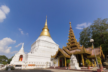 Fototapeta na wymiar Wat Phra Kaow Don Tao