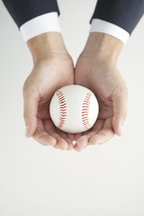 野球のボールを持つビジネスマンの手