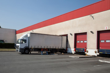 Obraz premium Déchargement à quai d'un camion de livraison de palettes