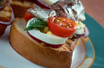 Nicoise toast