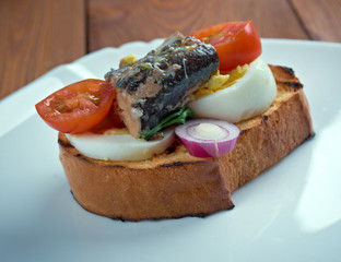 Nicoise toast