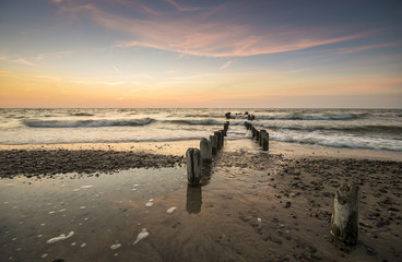  zachód słońca nad morską plażą © Mike Mareen