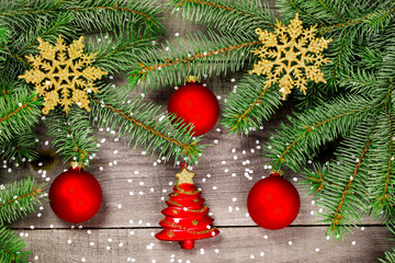 Naklejka premium Christmas tree with baubles on wood texture