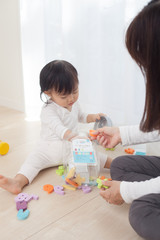 Obraz na płótnie Canvas おもちゃで遊ぶ赤ちゃん
