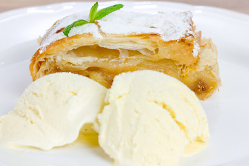 Apfelstrudel mit Vanilleeis