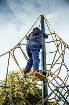 enfant grimpant &agrave; la corde