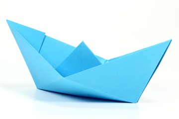 gefaltetes Papierboot isoliert auf weißem Hintergrund