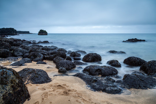 Lavasteine im Meer