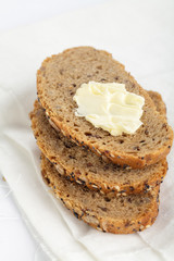 Körnerbrot mit Butter
