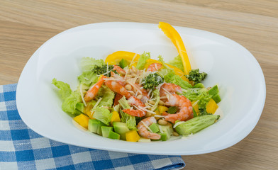 Salad with shrimps and avocado