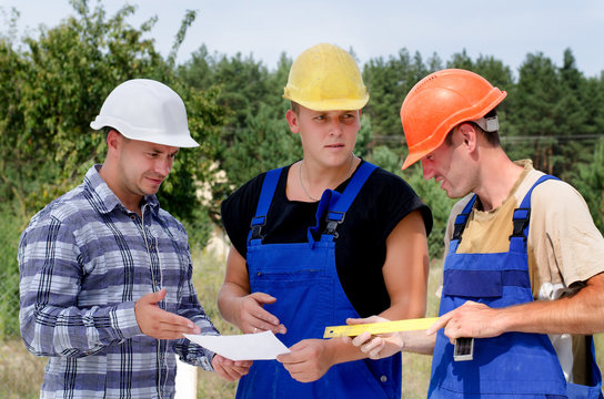 Engineer having a discussion with builders