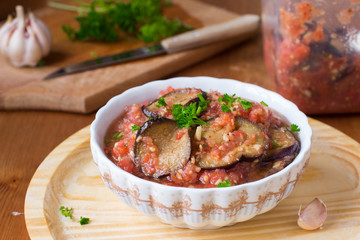 Roasted eggplant pieces with spicy raw tomato dip