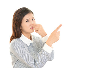 鼻をおさえる女性