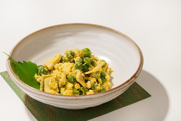 日本の惣菜・こうや豆腐とグリーンピース卵とじ