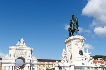 Fototapeta na wymiar Equestrian statue King Jose I and Rua Augusta Arch in Lisbon