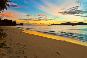 Fototapeta na wymiar Sunset on tropical beach - Seychelles