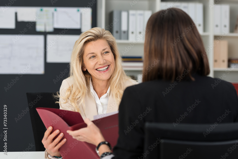 Sticker zwei frauen führen ein bewerbungsgespräch