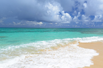 美しいビーチに打ち寄せる波