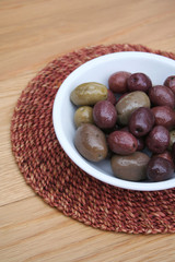 ciotola di olive sott'olio nere e verdi