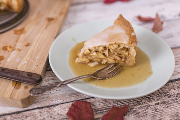 ein Stück gedeckter Apfelkuchen