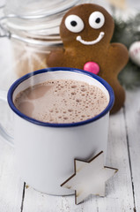 Heiße Schokolade im Becher mit Lebkuchenmann