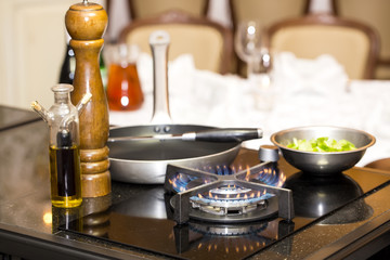 Obraz premium table gas stove frying pan kitchen tools
