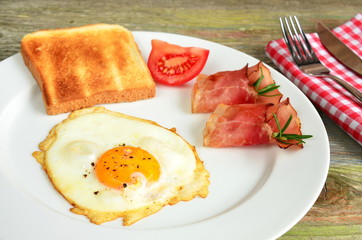 gebratener Speck mit Spiegelei