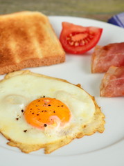 Ei mit Speck gebraten