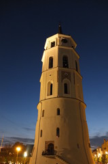 Fototapeta na wymiar Старинная башня на фоне ночного неба