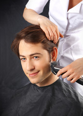 Mężczyzna u fryzjera
