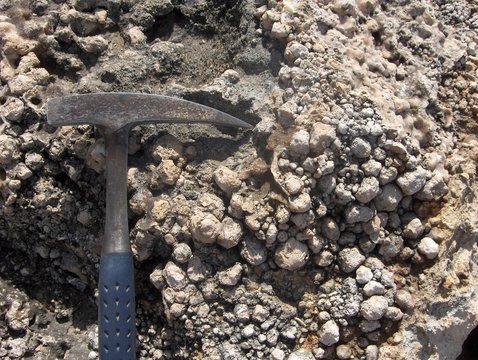 Martello da geologo vicino a pisoliti