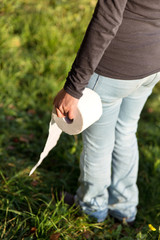 Nahaufnahme Frau mit Toilettenpapier auf Wiese