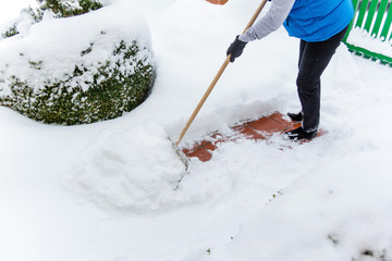 Frau beim Schnee schaufeln