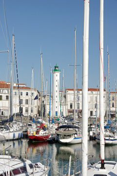Phare blanc de La Rochelle, port de plaisance (France)