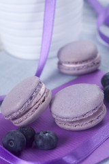 Obraz na płótnie Canvas Violet French macaroons cookies and blueberries