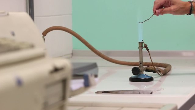 Powder test with a bunsen burner in a lab