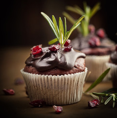 weihnachtliche Cupcakes mit Cranberries und Rosmarin