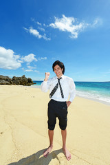 美しい海で寛ぐ男性