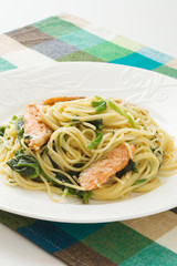 サーモンとほうれん草のクリームパスタ